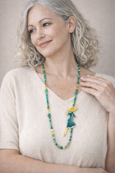 Χειροποίητο Κολιέ με Φιγούρα Κοπέλας με πράσινο φόρεμα και κίτρινο καπέλο & Πράσινες Ημιπολύτιμες Πέτρες