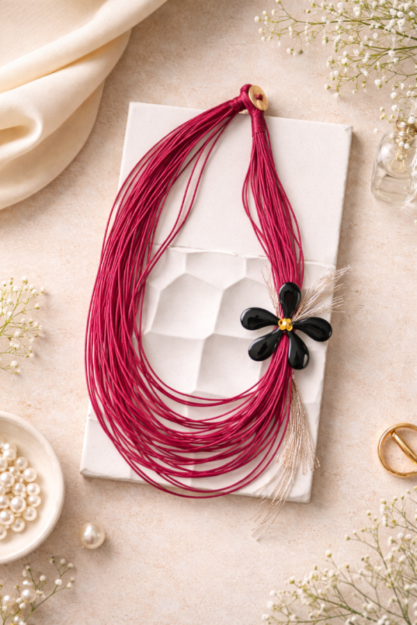 Χειροποίητο κολιέ με φουξ κορδόνια & μαύρο λουλούδι