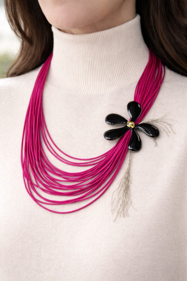 Χειροποίητο κολιέ με φουξ κορδόνια & μαύρο λουλούδι