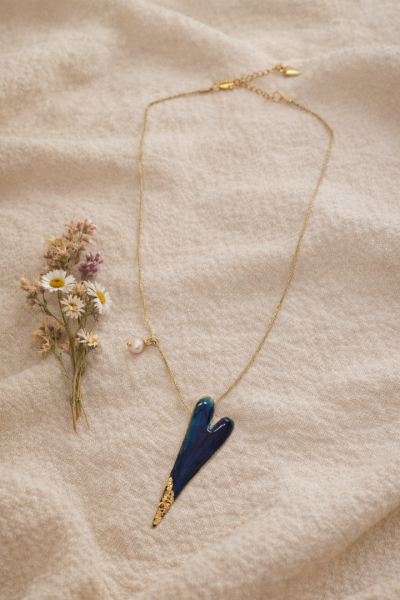 Χειροποίητο κολιέ μπλε καρδιά σε χρυσό κορδόνι