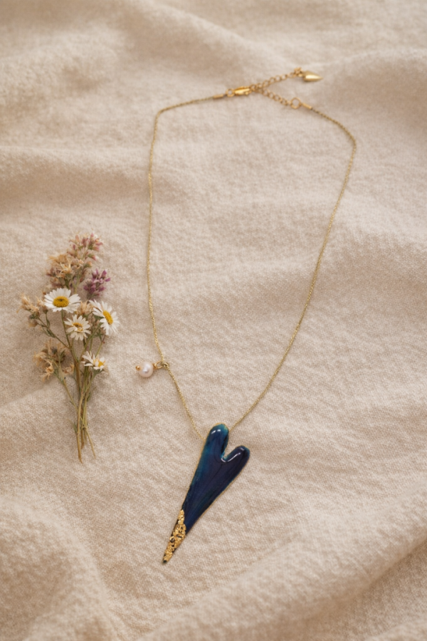 Χειροποίητο κολιέ μπλε καρδιά σε χρυσό κορδόνι