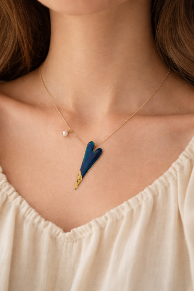 Χειροποίητο κολιέ μπλε καρδιά σε χρυσό κορδόνι