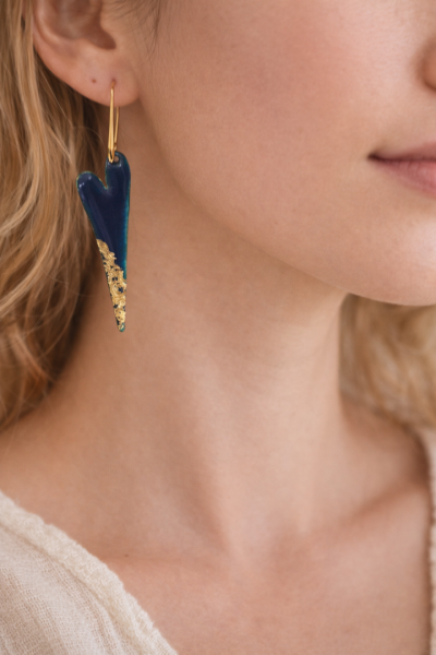 Χειροποίητο σκουλαρίκι καρδιά μπλε με φύλλα χρυσού