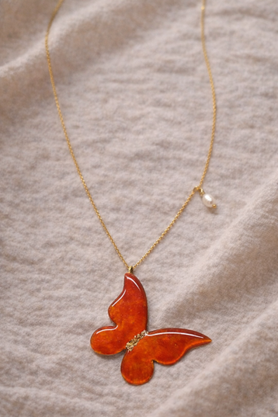 Χειροποίητο κολιέ πεταλούδα σε ατσάλινη αλυσίδα (μακρύ) πορτοκαλί