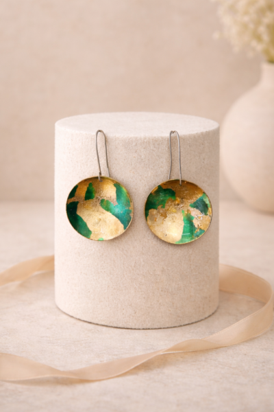 Χειροποίητα κρεμαστά στρογγυλά σκουλαρίκια με φύλλα χρυσού 