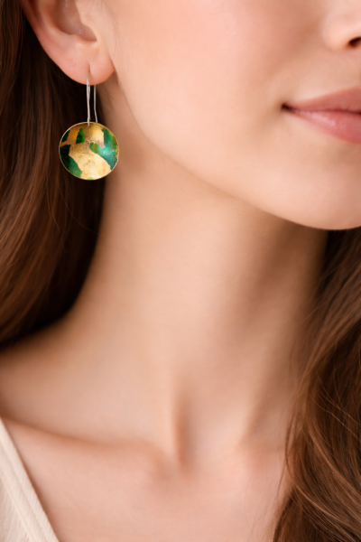 Χειροποίητα κρεμαστά στρογγυλά σκουλαρίκια με φύλλα χρυσού 