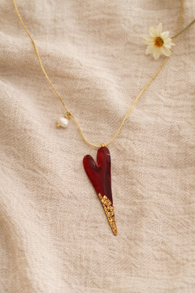 Χειροποίητο κολιέ κόκκινη καρδιά σε χρυσό κορδόνι 