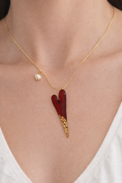 Χειροποίητο κολιέ κόκκινη καρδιά σε χρυσό κορδόνι 