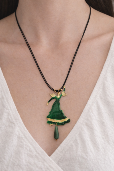 Χειροποίητο κολιέ πράσινη χορεύτρια με μαύρο κορδόνι