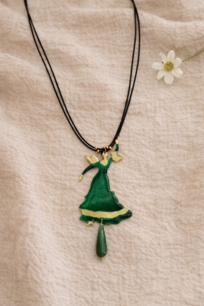 Χειροποίητο κολιέ πράσινη χορεύτρια με μαύρο κορδόνι