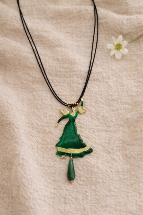Χειροποίητο κολιέ πράσινη χορεύτρια με μαύρο κορδόνι
