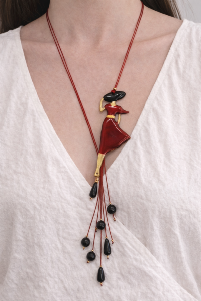 Χειροποίητο μακρύ κολιέ με κόκκινη κοπέλα σε κορδόνι