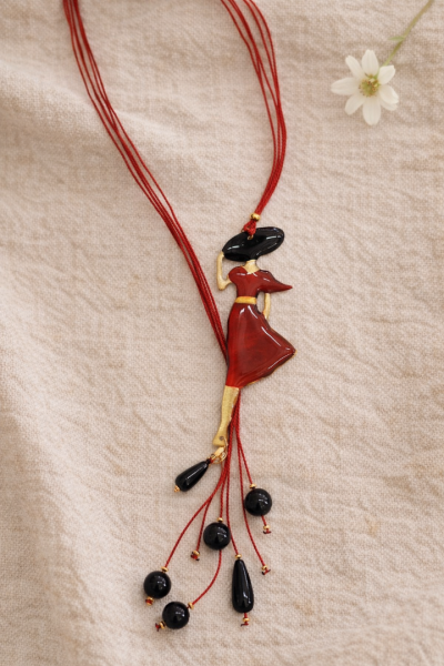 Χειροποίητο μακρύ κολιέ με κόκκινη κοπέλα σε κορδόνι