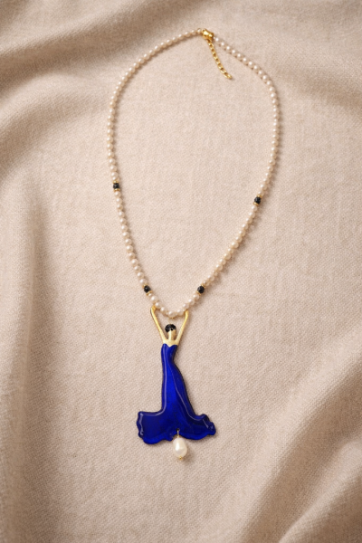 Χειροποίητο κολιέ με μαργαριτάρια με κοπέλα μπλε