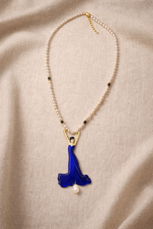 Χειροποίητο κολιέ με μαργαριτάρια με κοπέλα μπλε