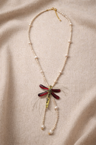 Χειροποίητο κολιέ με κόκκινη λιβελούλα & φυσικά μαργαριτάρια