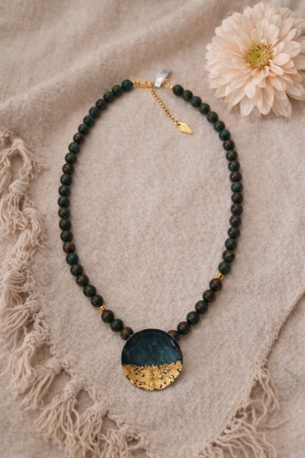 Χειροποίητο κολιέ κύκλος πράσινος με ημιπολύτιμες πέτρες (Απατίτης)