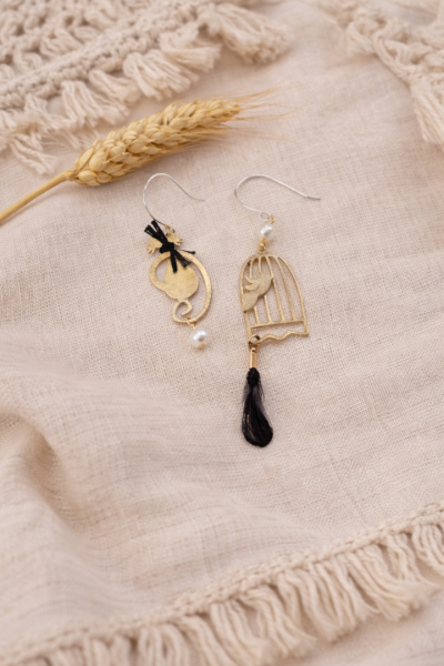 Χειροποίητα κρεμαστά σκουλαρίκια από ορείχαλκο “γάτα-κλουβί” 